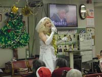 入居者が手芸・工芸作業を行う様子。壁には装飾やテレビ、写真が飾られている